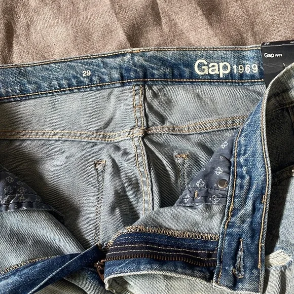 Gap size 29 light denim cutoffs - Picture 4 of 4